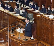 '노 마스크'로 연설하는 기시다 일본 총리