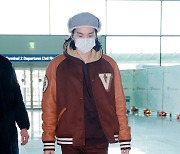 방탄소년단 슈가, '걸어다니는 발렌티노'…23 S/S패션쇼 참석차 파리 출국
