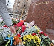 "꽃으로라도 푸틴에 저항"… '조용한 시위' 확산하는 러시아