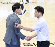 ‘쌍둥이 동생’ 조동현 현대모비스 감독, 형 꺾고 상대전적 2승2패 균형