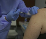 ‘독감처럼’…미 FDA “코로나 백신 매년 1회 접종 전환” 제안