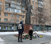 꽃을 든 모스크바 시민들, 우크라 시인 동상 찾은 까닭은