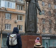 ‘반제국주의’ 우크라 시인 동상에 헌화…러 시민들의 조용한 반전시위