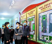 '영도 업적' 학습하는 북한 평양화장품공장 종업원들
