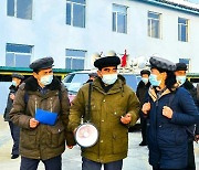 "항일유격대식으로" 사상 활동 위해 현장으로 나가는 북한 당 일꾼들