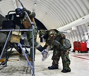 美공군, 군산기지서 화생방 훈련 실시… "신형 보호장비 시험"