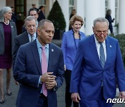 바이든 접견 후 백악관 나서는 美 민주당 의회 지도자들
