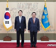 윤 대통령, 우동기 국가균형발전위원장 위촉장 수여