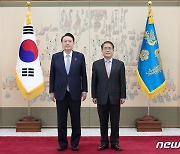 윤 대통령, 장태평 농어업·농어촌특별위원장 위촉장 수여