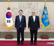 윤 대통령, 양창수 정부공직자윤리위원장 위촉장 수여