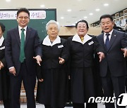 칠곡할매글꼴 할머니들과 기념사진 찍는 이철우 경북지사