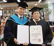 칠곡할매글꼴 할머니에게 도민행복대학 상장을 수여하는 이철우 경북지사
