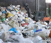 재활용 쓰레기 분류하는 작업자들