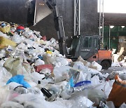 재활용 쓰레기 분류하는 작업자들