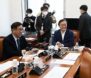 정개특위 논의 앞두고 대화하는 전재수 소위원장