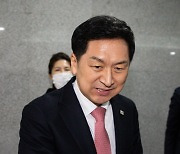 토론회 참석 후 나서는 김기현 의원