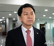 토론회 참석후 이동하는 김기현