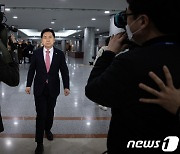 이동하는 김기현 국민의힘 의원