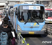 택시요금 1000원 올린 인천시, 시내버스·지하철도 인상 '만지작'