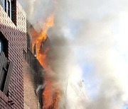 부산 남구 빌라 3층서 불…70대 주민 사망·10여명 대피
