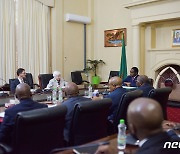 히칠레마 잠비아 대통령 만나는 옐런 美 재무