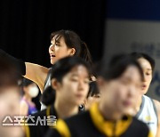 [포토] 승리 거둔 박지수 '응원 고마워요'