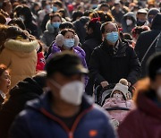 중국 “코로나19 확진자 수, 정점 대비 70% 이상 줄어”