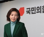 친윤 3연타·반윤 프레임에 지지율 하락…나경원 무릎 꿇어
