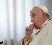 교황 "동성애는 범죄 아냐...관련 법 폐지 노력해야"