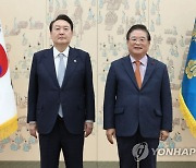 윤석열 대통령, 우동기 국가균형발전위원장 등에 위촉장 수여