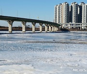 한파 절정 인천, 갯벌도 ‘꽁꽁’