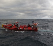 공해상서 홍콩 화물선 침몰…22명 중 14명 구조