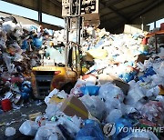 설 연휴 사용된 재활용 쓰레기 분리 작업
