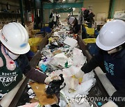 설 연휴 쌓인 재활용 쓰레기 분리 작업하는 관계자들