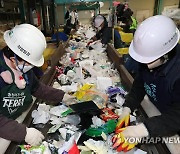 설 연휴 쌓인 재활용 쓰레기 분리 작업