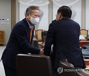 악수하는 이상민 행안부 장관과 권영세 통일부 장관