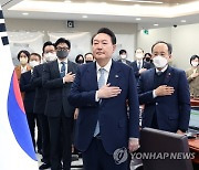 국기에 경례하는 윤석열 대통령