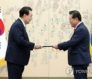 국가균형발전위원장에게 위촉장 수여하는 윤석열 대통령
