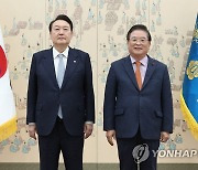 국가균형발전위원장에게 위촉장 수여한 윤석열 대통령