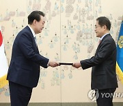 농어업·농어촌특별위원장에게 위촉장 수여하는 윤석열 대통령