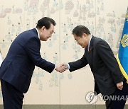 농어업·농어촌특별위원장에게 위촉장 수여하는 윤석열 대통령
