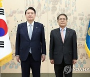 농어업·농어촌특별위원장에게 위촉장 수여한 윤석열 대통령