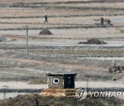 영하권 날씨에 소 달구지 탄 북한 주민