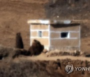 초소 지키는 북한 군인
