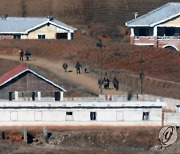 일터로 이동하는 북한 주민들