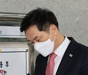 휴대전화 보는 김기현 의원