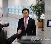 취재진 질문에 답하는 김기현 의원