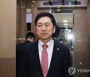 승강기에 오르는 김기현 의원