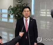 취재진 질문에 답하는 김기현 의원