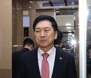 승강기에 오르는 김기현 의원